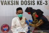 Petugas kesehatan menyuntikkan vaksin dosis ketiga (booster) jenis Pfizer kepada warga di Pendopo Indramayu, Jawa Barat, Selasa (18/1/2022). Pemerintah Kabupaten Indramayu memberikan vaksinasi dosis ketiga (booster) pada tahap awal dengan prioritas petugas pelayan publik. ANTARA FOTO/Dedhez Anggara/agr