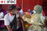 Petugas PMI Kota Tangerang lakukan penyuntikan vaksin COVID-19 kepada warga di Markas PMI Kota Tangerang. (Foto Antara/PMI/IFRC).