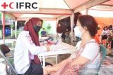 Petugas PMI Kota Tangerang lakukan pendataan sebelum dilakukan vaksinasi COVID-19 di Markas PMI Kota Tangerang. (Foto Antara/PMI/IFRC).