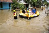 Petugas mengevakuasi warga saat banjir merendam Desa Rejoso, Kecamatan Rejoso, Pasuruan, Jawa Timur, Rabu (19/1/2022). Menurut data Badan Penanggulangan Bencana Daerah (BPBD) Kabupaten Pasuruan, sebanyak 5.017 Kepala Keluarga (KK) di enam kecamatan terdampak banjir akibat luapan sungai Rejoso. Antara Jatim/Umarul Faruq/zk