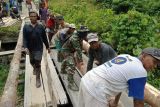 TNI bersama warga Waropen Papua memperbaiki jembatan rusak