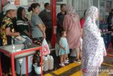 Ibu rumah tangga serbu minyak goreng kemasan di toko retail di Makassar