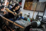 Mahasiswi ITB jurusan Kriya tekstil Eldine Syifa (22) melakukan perawatan interior mobil hot rod yang dibangun olehnya di Sirnagalih, Karang Setra, Bandung, Jawa Barat, Rabu (19/1/2022). Mobil hot rod berkapasitas 500 cc yang terbuat dari logam serta mengangkat ornamen motif pamor keris tersebut merupakan tugas akhir kuliah yang rencananya akan dikembangkan ke wilayah kekaryaan dan komersil secara terbatas. ANTARA FOTO/Raisan Al Farisi/agr