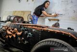 Mahasiswi ITB jurusan Kriya tekstil Eldine Syifa (22) mengukur desain mobil hot rod yang dibangun olehnya di Sirnagalih, Karang Setra, Bandung, Jawa Barat, Rabu (19/1/2022). Mobil hot rod berkapasitas 500 cc yang terbuat dari logam serta mengangkat ornamen motif pamor keris tersebut merupakan tugas akhir kuliah yang rencananya akan dikembangkan ke wilayah kekaryaan dan komersil secara terbatas. ANTARA FOTO/Raisan Al Farisi/agr