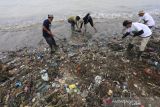 Sejumlah warga membersihkan sampah di pantai Dadap, Juntinyuat, Indramayu, Jawa Barat, Kamis (20/1/2022). Kegiatan yang diikuti warga dan petugas gabungan TNI/Polri tersebut guna mengkampanyekan laut bebas sampah plastik. ANTARA FOTO/Dedhez Anggara/agr