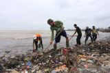 Sejumlah warga membersihkan sampah di pantai Dadap, Juntinyuat, Indramayu, Jawa Barat, Kamis (20/1/2022). Kegiatan yang diikuti warga dan petugas gabungan TNI/Polri tersebut guna mengkampanyekan laut bebas sampah plastik. ANTARA FOTO/Dedhez Anggara/agr