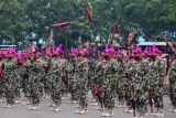 Sejumlah prajurit Brigif 2 Marinir unjuk kebolehan dalam Kolone Senapan di Lapangan Bhumi Marinir Gedangan, Sidoarjo, Jawa Timur, Kamis (20/1/2022). Kolone Senapan yang merupakan wujud kekompakan, disiplin dan kecermatan prajurit Korps Marinir tersebut, dalam rangka peringatan HUT Ke-59 Brigif 2 Marinir. Antara Jatim/Umarul Faruq/zk