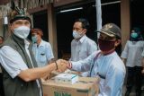 Pelaku pariwisata di Lombok Timur menerima hand sanitizer dan thermogun