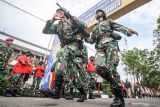 Prajurit Marinir TNI AL berlari memanggul senjata saat mengikuti lomba lari estafet di Lapangan Bhumi Marinir Gedangan, Sidoarjo, Jawa Timur, Kamis (20/1/2022). Lomba yang termasuk Pembinaan Satuan (Binsat) Batalyon tersebut bertujuan untuk meningkatkan kemampuan fisik serta memperingati HUT Ke-59 Brigif 2 Marinir. Antara Jatim/Umarul Faruq/zk