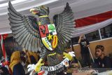 Produk kerajinan lambang negara Garuda Pancasila dari keluarga penerima manfaat dipamerkan dalam Gebyar Pesona Program Keluarga Harapan (PKH) di halaman Gedung Pramuka, Kabupaten Ciamis, Jawa Barat, Kamis (20/1/2022). Pameran menampilkan sebanyak 80 produk kerajinan. ANTARA FOTO/Adeng Bustomi/agr