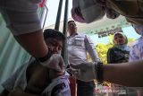 Siswa menerima suntikan vaksin COVID-19 jenis Sinovac di SD Negeri 1 Lhokseumawe, Aceh, Kamis (20/1/2022). Vaksinasi yang digelar Dinas Kesehatan Pemkot Lhokseumawe bersama kepolisian tersebut sebagai upaya percepatan vaksinasi COVID-19 bagi anak usia 6-11 tahun untuk persiapan pembelajaran tatap muka (PTM) 100 persen. ANTARA FOTO/Rahmad