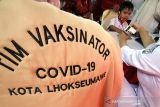 Siswa menerima suntikan vaksin COVID-19 jenis Sinovac di SD Negeri 1 Lhokseumawe, Aceh, Kamis (20/1/2022). Vaksinasi yang digelar Dinas Kesehatan Pemkot Lhokseumawe bersama kepolisian tersebut sebagai upaya percepatan vaksinasi COVID-19 bagi anak usia 6-11 tahun untuk persiapan pembelajaran tatap muka (PTM) 100 persen. ANTARA FOTO/Rahmad