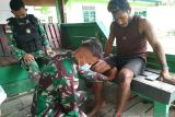 Satgas TNI Yonif 711 bantu obati warga korban kecelakaan lantas