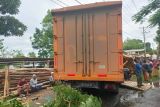 Truk Fuso tabrak pohon di jalan raya Batukliang