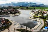 Foto udara kolam retensi Andir di Andir, Baleendah, Kabupaten Bandung, Jawa Barat, Jumat (21/1/2022). Kementerian PUPR telah merampungkan pembangunan kolam retensi Andir dengan luas daerah tangkapan air 149 hektar dengan dilengkapi 3 unit pompa berkapasitas 500 liter/detik serta mampu menampung genangan banjir luapan Sungai Citarum sebanyak 160 ribu meter kubik. ANTARA FOTO/Raisan Al Farisi/agr