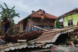 100 rumah rusak akibat puting beliung di Karawang
