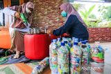 Sejumlah warga menyelesaikan pesanan kursi ecobrick berbahan sampah plastik di desa Tegalurung, Kecamatan Balongan, Indramayu, Jawa Barat, Sabtu (22/1/2022). Badan Usaha Milik Masyarakat (BUMMas) Tegalurung memanfaatkan limbah sampah plastik menjadi kerajinan kursi ecobrick yang dijual seharga Rp150 ribu hingga Rp250 ribu per unit. ANTARA FOTO/Dedhez Anggara/agr