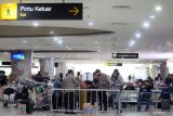 Pekerja migran yang pulang dari Malaysia dikarantina di Asrama Haji Surabaya