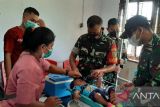 TNI bantu layanan kesehatan di Posyandu warga Jita Mimika