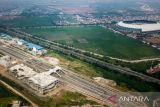 Foto udara pembangunan Stasiun Kereta Cepat Jakarta-Bandung di Tegalluar, Kabupaten Bandung, Jawa Barat, Minggu (23/1/2022). Presiden Joko Widodo berharap, uji coba Kereta Cepat Jakarta Bandung yang saat ini sudah mencapai 79,9 persen sudah bisa dilakukan pada akhir tahun 2022, dan sudah siap operasional pada bulan Juni 2023. ANTARA FOTO/Raisan Al Farisi/agr