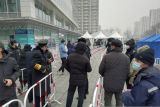 Warga Beijing China padati pos pemeriksaan PCR