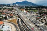 Foto udara simpang susun Jalan Tol Purbaleunyi dan Jalan Tol Cileunyi-Sumedang-Dawuan (Cisumdawu) di Cileunyi, Kabupaten Bandung, Jawa Barat, Senin (24/1/2022). Gubernur Jawa Barat bersama Kementerian PUPR meresmikan Jalan Tol Cisumdawu seksi I Cileunyi-Pamulihan yang memiliki panjang 11,71 kilometer dan menggratiskan biaya tol bagi masyarakat selama dua pekan. ANTARA FOTO/Raisan Al Farisi/agr