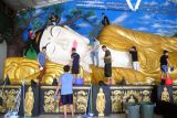 Sejumlah warga keturunan Tionghoa mencuci Patung Buddha Tidur di Vihara Buddha Dharma dan 8 Pho Sat, Desa Tonjong, Tajur Halang, Kabupaten Bogor, Jawa Barat, Minggu (23/1/2022). Tradisi mencuci Patung Buddha Tidur yang memiliki panjang 18 meter dan tinggi lima meter tersebut dalam rangka menyambut Tahun Baru Imlek 2573 pada 1 Februari 2022. ANTARA FOTO/Arif Firmansyah/YU