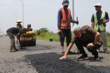 Ganjar minta pengelola perbaiki jalan tol rusak di Jateng