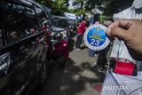 Petugas menguji emisi kendaraan dinas roda empat di halaman Gedung Sate, Bandung, Jawa Barat, Selasa (25/1/2022). Pemerintah Jawa Barat memulai pelaksanaan kelaikan emisi kendaraan bagi aparatur sipil negara sebagai awal pencanangan kawasan emisi bersih dengan target penerapan di seluruh wilayah Jawa Barat. ANTARA FOTO/Novrian Arbi/agr