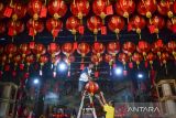 Pengurus klenteng mengganti lampion di Vihara Hok Tek Bio, Jalan Ampera, Kabupaten Ciamis, Jawa Barat, Selasa (25/1/2022). Warga Tionghoa melakukan persiapan untuk menyambut Tahun Baru Imlek 2573 yang ditandai dengan tahun Shio Macan Air pada 1 Februari 2022. ANTARA FOTO/Adeng Bustomi/agr