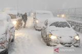 Salju lebat di Jepang akibatkan pengemudi terlantar semalaman