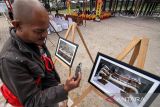 Pengunjung melihat foto yang dipajang pada pameran foto hasil karya Mahasiswa FISIP Unimal di kompleks Museum Lhokseumawe, Aceh, Senin (24/1/2022). Pameran yang menampilkan 274 karya foto mahasiswa ilmu komunikasi FISIP Unimal tersebut mengusung tema Aceh Bangkit Melawan COVID-19 dan berlangsung hingga 26 Januari 2022. ANTARA FOTO/Rahmad