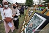 Pengunjung melihat foto yang dipajang pada pameran foto hasil karya Mahasiswa FISIP Unimal di kompleks Museum Lhokseumawe, Aceh, Senin (24/1/2022). Pameran yang menampilkan 274 karya foto mahasiswa ilmu komunikasi FISIP Unimal tersebut mengusung tema Aceh Bangkit Melawan COVID-19 dan berlangsung hingga 26 Januari 2022. ANTARA FOTO/Rahmad