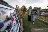 Pengunjung melihat foto yang dipajang pada pameran foto hasil karya Mahasiswa FISIP Unimal di kompleks Museum Lhokseumawe, Aceh, Senin (24/1/2022). Pameran yang menampilkan 274 karya foto mahasiswa ilmu komunikasi FISIP Unimal tersebut mengusung tema Aceh Bangkit Melawan COVID-19 dan berlangsung hingga 26 Januari 2022. ANTARA FOTO/Rahmad