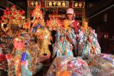 Pekerja mengumpulkan patung dewa saat membersihkan meja di Klenteng An Tjen Bio di Indramayu, Jawa Barat, Rabu (26/1/2022). Warga Tionghoa mulai melakukan persiapan untuk menyambut Tahun Baru Imlek 2573 pada 1 Februari 2022. ANTARA FOTO/Dedhez Anggara/agr