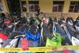 Petugas mengumpulkan barang bukti saat rilis kasus pencurian kendaraan bermotor (curanmor) di Polres Indramayu, Jawa Barat, Rabu (26/1/2022). Polres Indramayu mengamankan tujuh orang penadah serta pelaku pencurian kendaraan bermotor lintas daerah dengan barang bukti 25 unit kendaraan roda dua dan tersangka dikenakan pasal 363 KUHP dan 480 KUHP dengan ancaman hukuman maksimal tujuh tahun penjara. ANTARA FOTO/Dedhez Anggara/agr