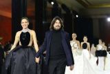 Stephane Rolland kembali ke Paris Fashion Week dengan gaun feminim dan siluet berani