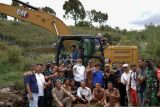 Bupati Solok serahkan Excavator dan goro bersama masyarakat Alahan Panjang