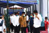 Menteri Koordinator Bidang Pembangunan Manusia dan Kebudayaan (Menko PMK) Muhadjir Effendy (kedua kiri) didampingi Bupati Madiun Ahmad Dawami (kanan) berbincang dengan warga saat melakukan kunjungan kerja di Madiun, Jawa Timur, Rabu (26/1/2022). Menko Muhadjir dalam pengarahannya mengajak para pemangku kepentingan dan masyarakat untuk bersama-sama melakukan penanggulangan stunting. Antara Jatim/Siswowidodo/zk