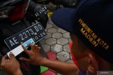 Petugas menempel stiker tanda lulus uji emisi kendaraan bermotor di kota Madiun, Jawa Timur, Kamis (27/1/2022).  Layanan uji emisi kendaraan bermotor secara gratis bagi masyarakat yang digelar Pemkot Madiun tersebut dalam rangka pengedalian pencemaran dan kerusakan lingkungan hidup. Antara Jatim/Siswowidodo/zk