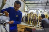 Peternak menuang susu kambing hasil perahan di Kampung Rancawiru, Kabupaten Ciamis, Jawa Barat, Jumat (28/1/2022). Kementerian Pertanian mendorong percepatan kinerja peternakan dengan melakukan usaha peternakan rakyat dan memprioritaskan keberadaan ternak lokal dalam pemenuhan pangan asal ternak dalam negeri. ANTARA FOTO/Adeng Bustomi/agr