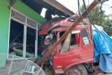 Hilang kendali truk bermuatan semen hantam rumah warga di Solok