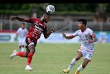 Pesepak bola Bali United Privat Mbarga (kiri) berusaha menguasai bola dari pesepak bola Borneo FC Leo Guntara (kanan) saat pertandingan Liga 1 di Stadion I Gusti Ngurah Rai, Denpasar, Bali, Sabtu (29/1/2022). Bali United mengalahkan Borneo FC dengan skor 2-1. ANTARA FOTO/Fikri Yusuf/nym.