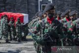 Prajurit TNI menggotong jenazah Prajurit TNI AD Sertu Anumerta Mochamad Rizal Maulana Arifin saat upacara militer pemakaman di Taman Makam Pahlawan Cikutra, Bandung, Jawa Barat, Sabtu (19/1/2022). Upacara pemakaman Prajurit TNI AD Sertu Anumerta Rizal Maulana Arifin yang gugur akibat kontak tembak dengan Kelompok Kriminal Bersenjata (KKB) di Kabupaten Puncak, Papua dipimpin langsung oleh Kepala Staf Angkatan Darat Jenderal TNI Dudung Abdurachman sekaligus pemberian kenaikan pangkat penghormatan serta santunan kepada keluarga yang ditinggalkan. ANTARA FOTO/Novrian Arbi/agr