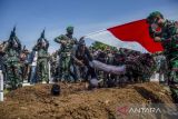 Prajurit TNI mengangkat jenazah Prajurit TNI AD Sertu Anumerta Mochamad Rizal Maulana Arifin saat upacara militer pemakaman di Taman Makam Pahlawan Cikutra, Bandung, Jawa Barat, Sabtu (19/1/2022). Upacara pemakaman Prajurit TNI AD Sertu Anumerta Rizal Maulana Arifin yang gugur akibat kontak tembak dengan Kelompok Kriminal Bersenjata (KKB) di Kabupaten Puncak, Papua dipimpin langsung oleh Kepala Staf Angkatan Darat Jenderal TNI Dudung Abdurachman sekaligus pemberian kenaikan pangkat penghormatan serta santunan kepada keluarga yang ditinggalkan. ANTARA FOTO/Novrian Arbi/agr