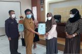 Sejumlah UMKM di Kota Kediri, menerima sertifikasi halal dari Pemkot Kediri, Jawa Timur, Selasa (25/1/2022). Pemerintah Kota Kediri memfasilitasi pengurusan sertifikat halal untuk industri kecil dan menengah (IKM) yang telah mengajukan sebelumnya dengan harapan agar usaha IKM ke depan bisa lebih berkembang. Antara Jatim/ Asmaul