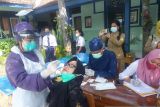 Sejumlah pelajar di SMPN 3 Kota Kediri, Jawa Timur serta guru menjalani tes antigen COVID1-9 di sekolahnya, Senin (24/1/2022). Kegiatan ini dilakukan sebagai bentuk pencegahan penyebaran COVID-19. Antara Jati/ Asmaul