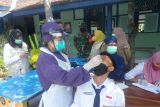 Sejumlah pelajar di SMPN 3 Kota Kediri, Jawa Timur serta guru menjalani tes antigen COVID1-9 di sekolahnya, Senin (24/1/2022). Kegiatan ini dilakukan sebagai bentuk pencegahan penyebaran COVID-19. Antara Jati/ Asmaul