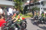 Wali Kota Kediri Abdullah Abu Bakar dengan Kapolres Kediri Kota serta Dandim 0809 Kediri memberangkatkan pasukan setelah apel pasukan patroli motor penegakan protokol kesehatan masyarakat (Pamor Keris) di Balai Kota Kediri, Jawa Timur, Senin (24/1/2022). Wali Kota Kediri mengingatkan masyarakat tidak kendur dalam menerapkan protokol kesehatan karena hingga kini pandemi COVID-19 masih terjadi, bahkan varian baru Omicron juga telah masuk Indonesia. Antara Jatim/ Asmaul