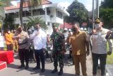 Wali Kota Kediri Abdullah Abu Bakar dengan Kapolres Kediri Kota serta Dandim 0809 Kediri memberangkatkan pasukan setelah apel pasukan patroli motor penegakan protokol kesehatan masyarakat (Pamor Keris) di Balai Kota Kediri, Jawa Timur, Senin (24/1/2022). Wali Kota Kediri mengingatkan masyarakat tidak kendur dalam menerapkan protokol kesehatan karena hingga kini pandemi COVID-19 masih terjadi, bahkan varian baru Omicron juga telah masuk Indonesia. Antara Jatim/ Asmaul